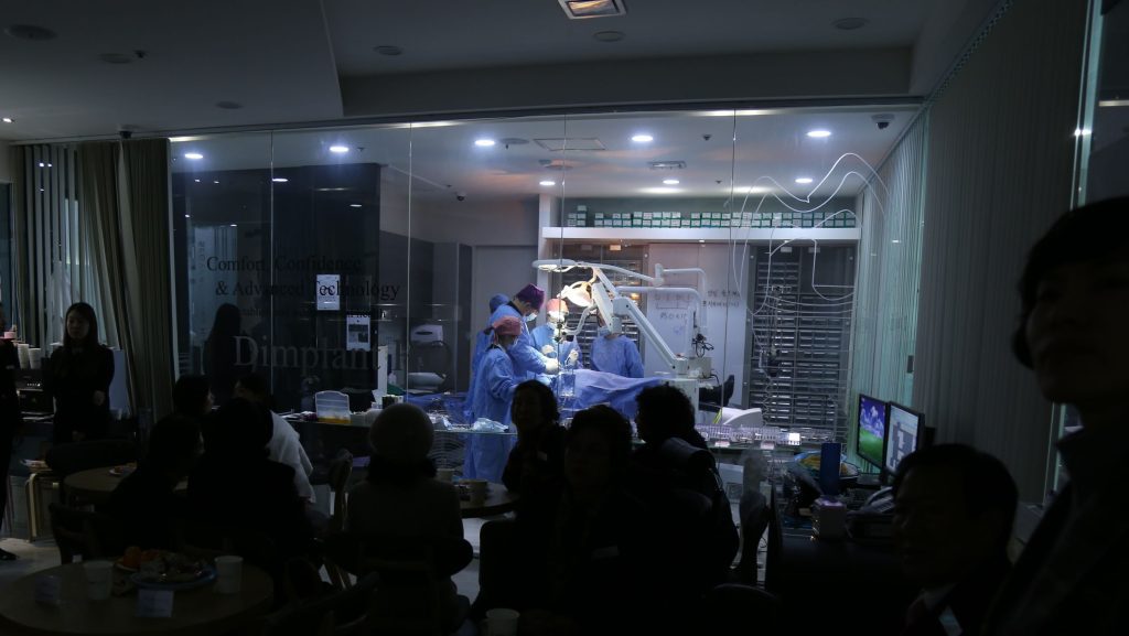 부산 임플란트 치과 정동근 병원장이 해외 의사들 앞에서 라이브서저리 하는 모습