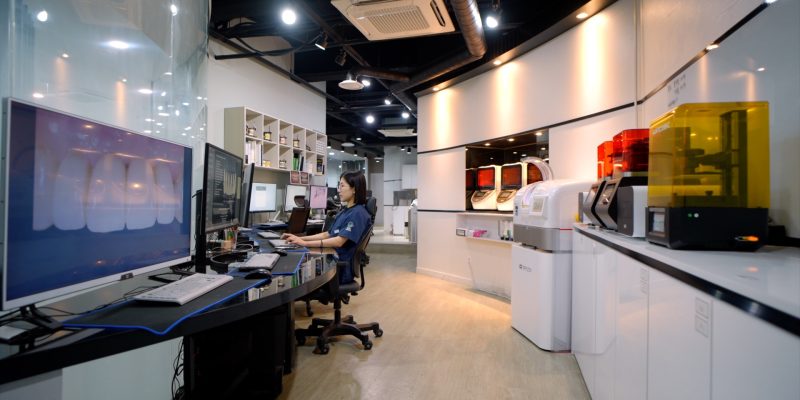 임플란트 전문 치과, 전문성과 자체 기공실이 중요